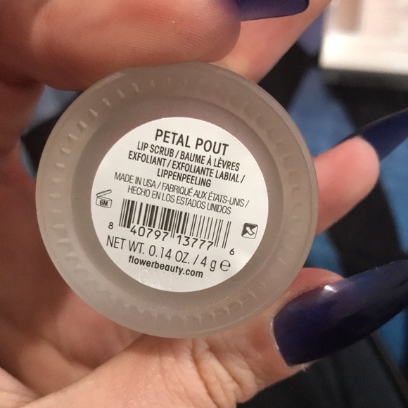 ✨🆕BNIP!Flower By Drew Barrymore Makeup & Skincare Set✨ - Picture 10 of 16